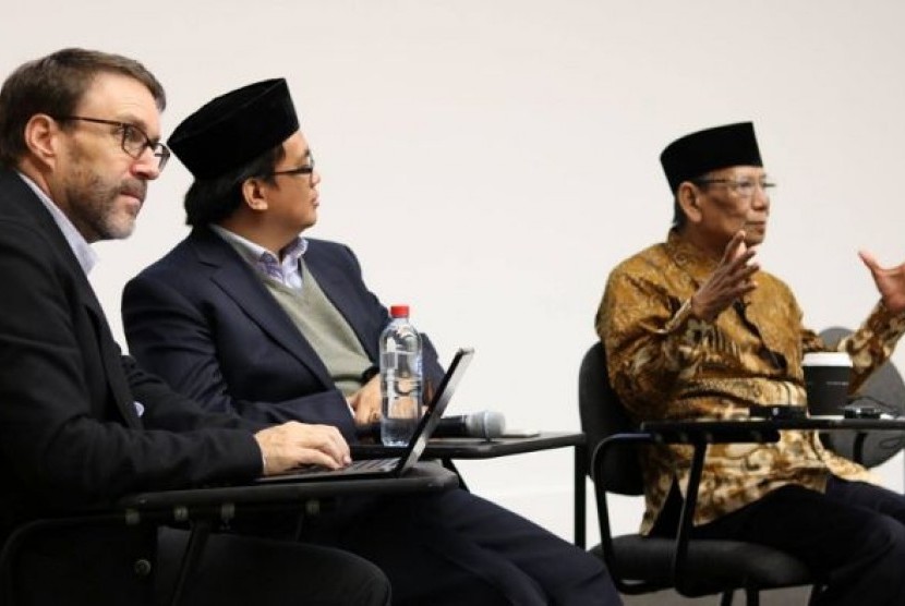 K.H Hasyim Muzadi (kanan) bersama dengan Dr. Nadirsyah Hosen (Monash University) dan Professor Greg Barton (Deakin University).