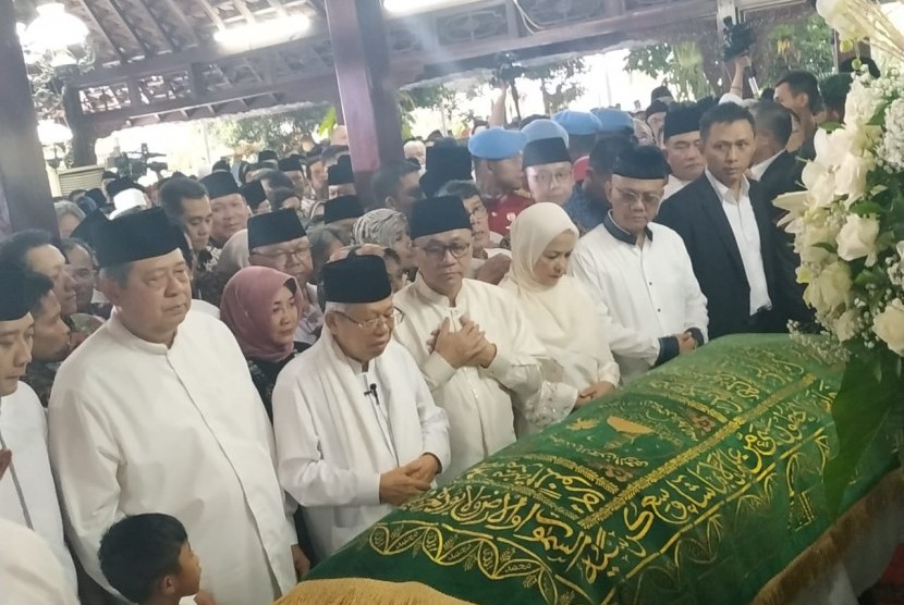 K.H. Ma'ruf Amin bertindak selaku imam shalat jenazah Ani Yudhoyono. Shalat jenazah dilaksanakan di pendopo Puri Cikeas, Nagrak, Gunung Putri, Bogor, Ahad (2/6).