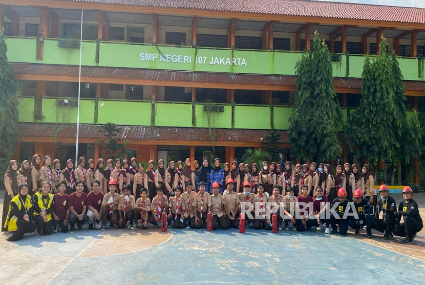 Aksi Mahasiswa K3 FKM UI Bekali Siswa SMP Negeri 107 Kemampuan Hadapi Kebakaran