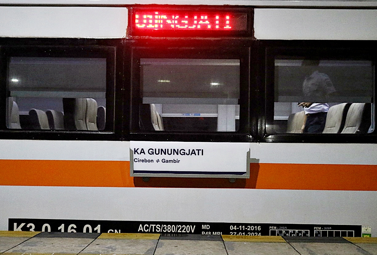 KA Gunungjati dengan rute Semarang Tawang, Cirebon, Gambir, hari ini resmi beroperasi, Sabtu (1/2/2025). 