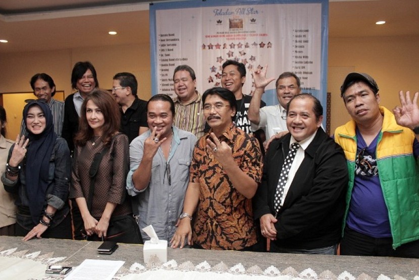 ka-ki: Temon, Harry de Fretes, Adhyaksa Dault, Deddy Dhukun dalam jumpa pers reuni SMA 3 Jakarta