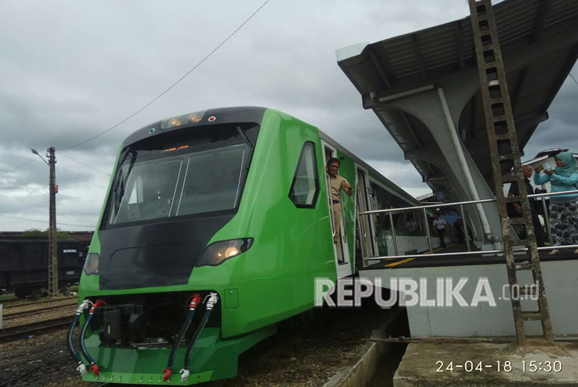 KA Minangkabau Ekspres yang menghubungkan Kota Padang dan Bandara Internasional Minangkabau (BIM) direncanakan mulai melayani penumpang di pekan pertama Mei 2018. Pemerintah menetapkan tarif promosi Rp 10 ribu per perjalanan demi menarik minat masyarakat.