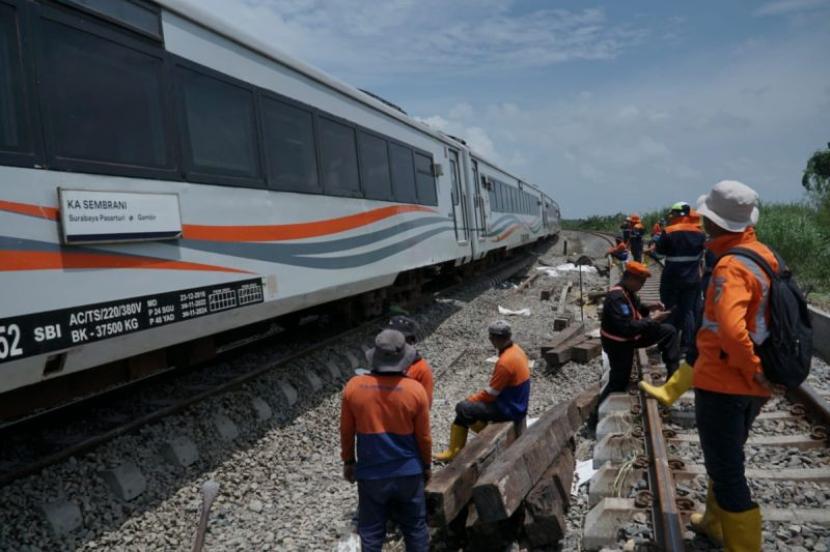 KA Sembrani tujuan Semarang-Jakarta melintas di jalur yang telah selesai diperbaiki akibat banjir di Grobogan, Selasa, (6/2/2024). 