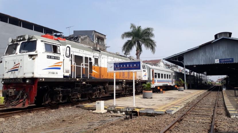 KA Siliwangi jurusan Sukabumi-Ciranjang tengah bersiap berangkat dari Stasiun Sukabumi