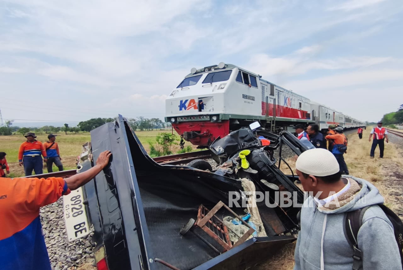 KA Tawangjaya Premium tertemper oleh mobil di pintu perlintasan tidak terjaga di KM 213+3/4, petak jalan Cirebonprujakan – Waruduwur, Desa Citemu, Kecamatan  Mundu, Kabupaten Cirebon, Rabu (24/9/2025) sekitar pukul 10.00 WIB. Dalam peristiwa itu, dua orang meninggal dunia. 