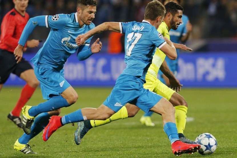 KAA Gent's Kenneth Saief (R) tries to shake off FC Zenit's Oleg Shatov (C) during the UEFA Champions League group H soccer match between Zenit St.Petersburg and KAA Gent at the Petrovsky stadium in St. Petersburg, Russia, 29 September 2015