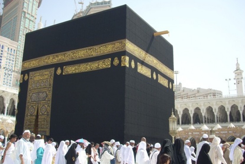 Kabah dan kain penutupnya yang berwarna hitam yang dinamai kiswah. Arab Saudi Pangkas Biaya Haji Jamaah Domestik 