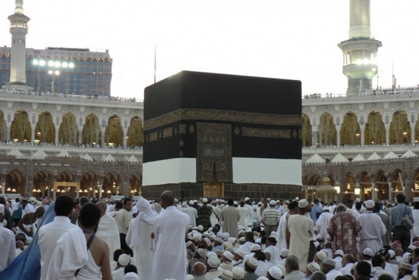 Bagian Bawah Kain Kiswah Ka'bah Diangkat. Foto ilustrasi: Kabah dengan kain penutupnya, kiswah, yang mulai terangkat bagian ujung bawahnya.