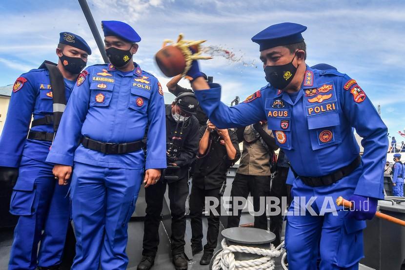 Kabaharkam Polri Komjen Pol Agus Andrianto (kanan) 