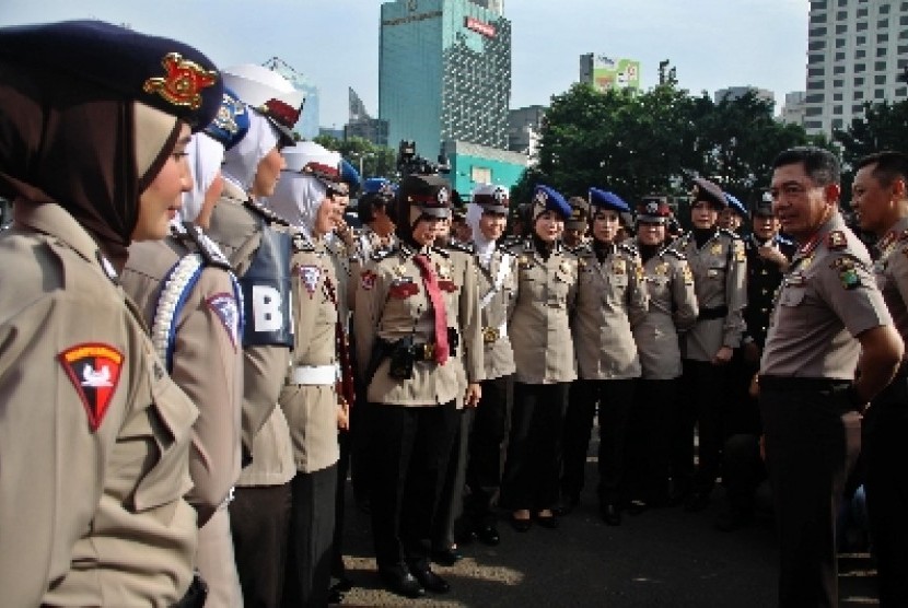 Kabaharkam Polri Komjen Putut Bayu Seno (kanan).