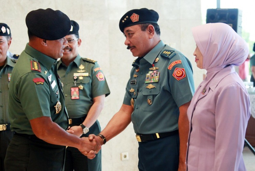 Kabakamla Laksamana Madya Arie Soedewo (tengah) berjabat tangan dengan Panglima TNI Jenderal Gatot Nurmantyo 