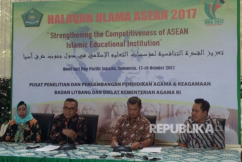 Kabalitbangdiklat Abdurrahman Masud (kedua dari kiri) saat jumpa pers pelaksanaan Halaqah Ulama ASEAN 2017 di Jakarta. 