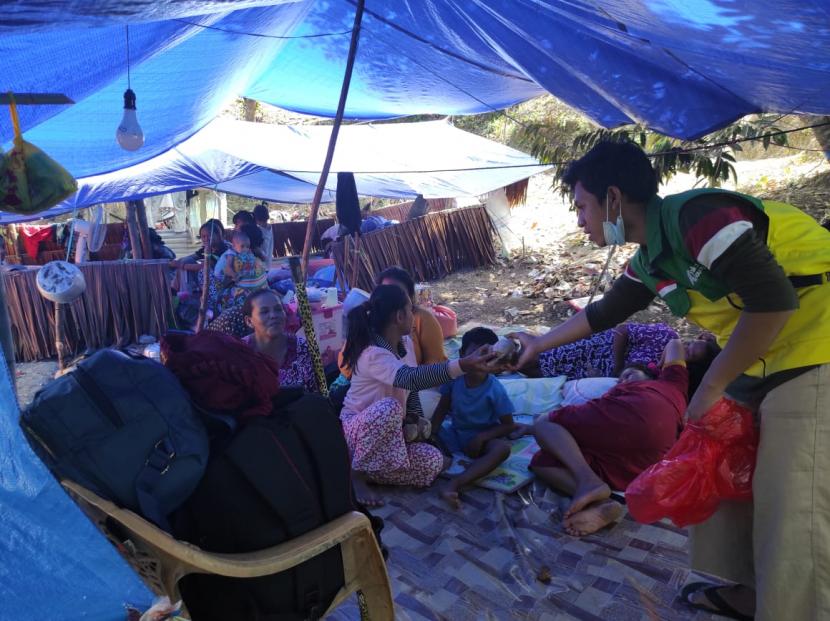  Kabar bahagia datang dari posko pengungsian korban gempa Mamuju-Majene, Sulawesi Barat, akhir pekan kemarin. Seorang ibu di Kaluku Barat, Kabupaten Mamuju yang tengah mengungsi di tenda darurat, melahirkan seorang anak laki-laki dalam keadaan normal dan sehat. 