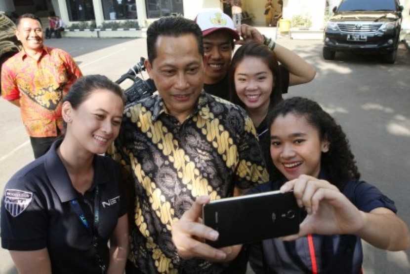 Kabareskrim Komjen Pol Budi Waseso berfoto bersama saat ditemui sejumlah wartawan di Mabes Polri, Jakarta, Jumat (4/9).