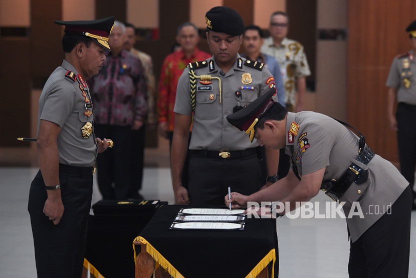 Kabareskrim Polri Inspektur Jenderal Pol Listyo Sigit Prabowo (kanan) menandatangani dokumen yang disaksikan Kapolri Jenderal Pol Idham Azis (kiri) saat serah terima jabatan Kabareskrim di Mabes Polri Jakarta, Senin (16/12). (ilustrasi) 