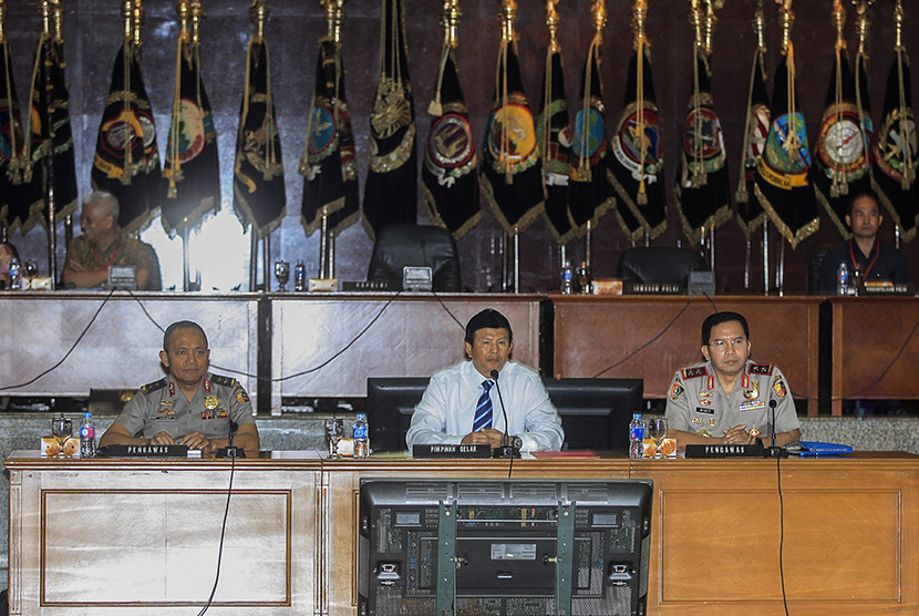 Kabareskrim Polri Komjen Pol Ari Dono (tengah) didampingi pengawas gelar perkara Polri Irjen Pol Sigit (kanan) dan Irjen Pol Arif (kiri) memimpin gelar perkara dugaan kasus penistaan agama di Rupatama Mabes Polri, Jakarta, Selasa (15/11). 