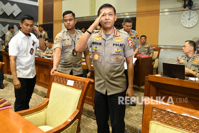 Kabareskrim Polri Komjen Pol Idham Aziz (kanan) bersiap mengikuti Uji Kelayakan dan Kepatutan Calon Kapolri di ruang Komisi III DPR, Kompleks Parlemen, Jakarta, Rabu (30/10/2019).