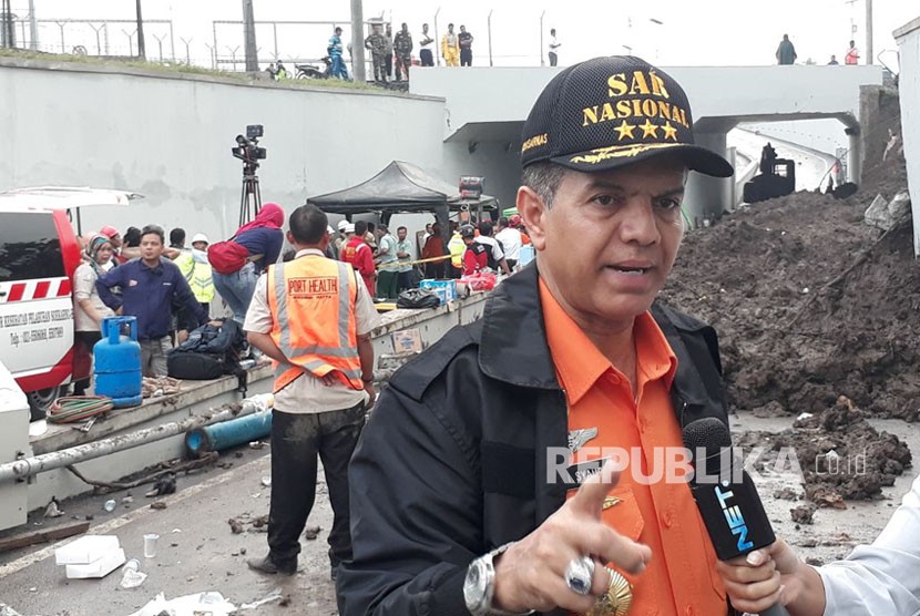 Kabasarnas Marsekal Madya TNI Muhammad Syaugi di lokasi evakuasi longsor jalan parimeter selatan Bandara Soekarno-Hatta, Selasa (6/2).