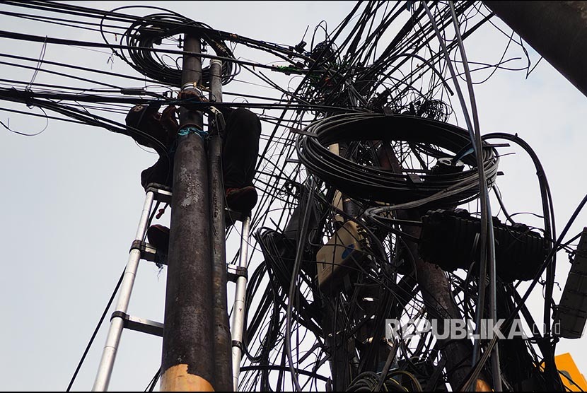 Kabel fiber optik. Pemprov DKI panggil Bali Tower, provider kabel fiber optik terkait insiden terjeratnya leher mahasiswa akibat kabel yang menjuntai. 