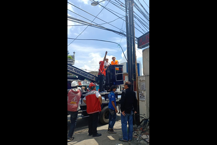 Kabel-kabel yang telah lama bergelantungan di sekitaran Jalan Borobudur, Kota Malang mulai ditertibkan, Rabu (19/12). 