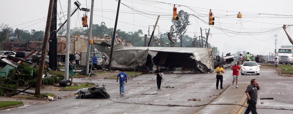 Kabel listrik hancur akibat tornado.