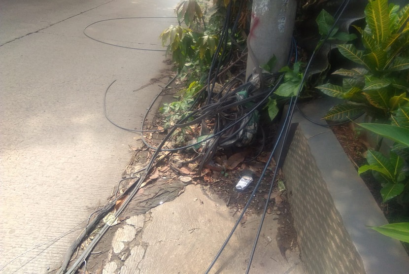 kabel listrik milik PLN di jalan Pangkalan satu, Bantar Gebang, Kota Bekasi menjuntai hingga ke jalan raya.