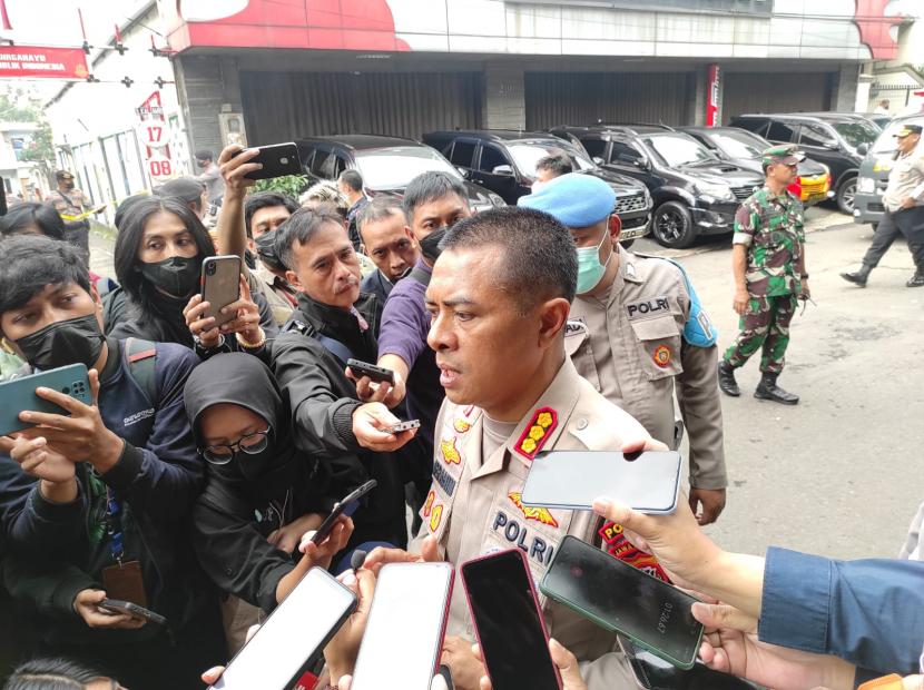 Kabid Humas Polda Jabar Kombes Pol Ibrahim Tompo menerangkan kondisi terkini kasus bom bunuh diri di Polsek Astanaanyar, Kota Bandung. 