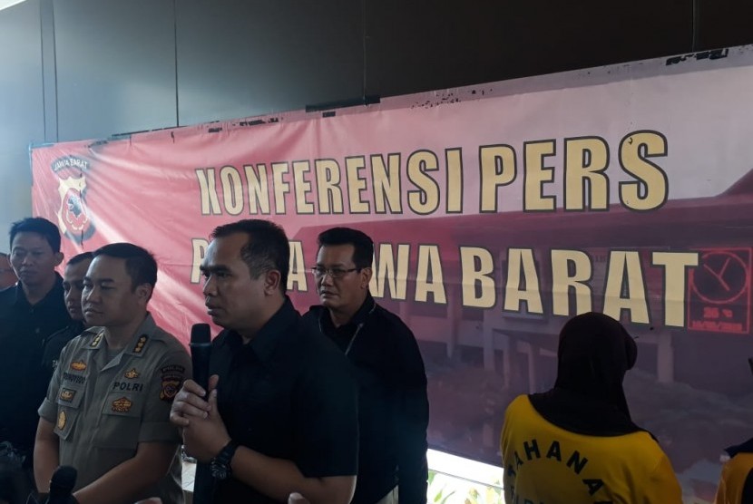 Kabid Humas Polda Jabar, Kombes Pol Trunoyudo dan Wadir Krimsus AKBP Hari Brata saat rilis kasus dugaan korupsi dana klaim BPJS RSUD Lembang, KBB . 