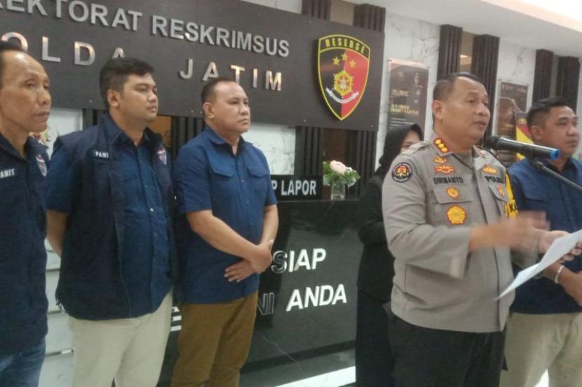Kabid Humas Polda Jatim, Kombes Dirmanto bersama tiga konten kreator yang menjadi tersangka saat pers rilis di Mapolda Jatim, Kota Surabaya, Rabu (8/4/2024).