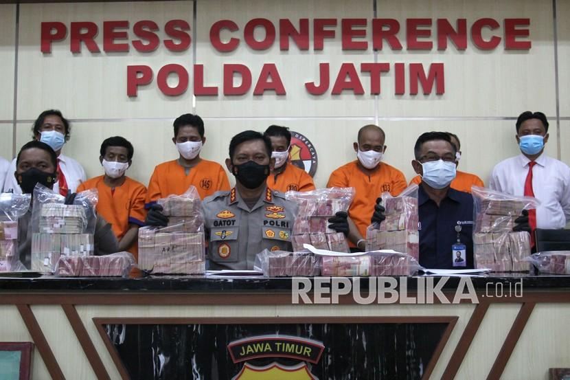 Kabid Humas Polda Jatim Kombes Pol Gatot Repli Handoko (tengah) memberikan keterangan pers.