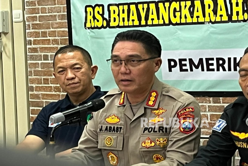 Kabid Humas Polda Jatim Kombes Pol Jules Abraham Abast di Surabaya, saat memberikan keterangan pers Selasa (8/10/2025), malam.