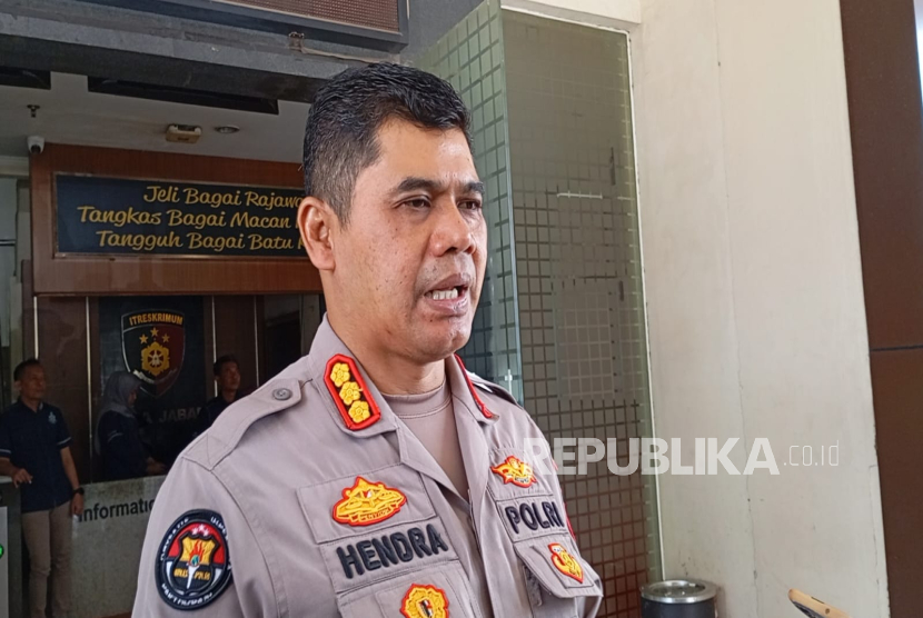 Kabid Humas Polda Jawa Barat Kombes Pol Hendra Rochmawan menyampaikan perkembangan terbaru kasus perdagangan bayi ke Singapura, Rabu (16/7/2025). Sindikat perdagangan bayi ini memiliki laman di Facebook dengan modus adopsi anak. 