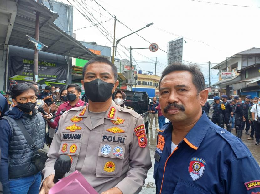 Kabid Humas Polda Jawa Barat Kombes Pol Ibrahim Tompo tengah menyampaikan keterangan terkait rekontruksi pembunuhan purnawirawan TNI di Lembang, Kabupaten Bandung Barat, Senin (5/9/2022). 