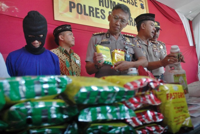 Barang bukti dan tersangka hasil penggerebekan pabrik pupuk palsu oplosan. 