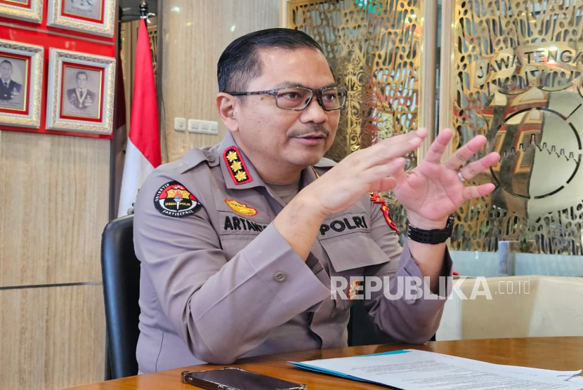 Kabid Humas Polda Jawa Tengah Kombes Pol Artanto memberikan keterangan kepada awak media soal penanganan kasus pembuatan dan penyebaran foto serta video deepfake vulgar yang diduga dilakukan alumnus SMAN 11 Semarang sekaligus mahasiswa Universitas Diponegoro, Chiko Radityatama Agung Putra, Kamis (23/10/2025). Dia mengatakan bahwa saat ini kasus tersebut telah naik ke penyidikan.
