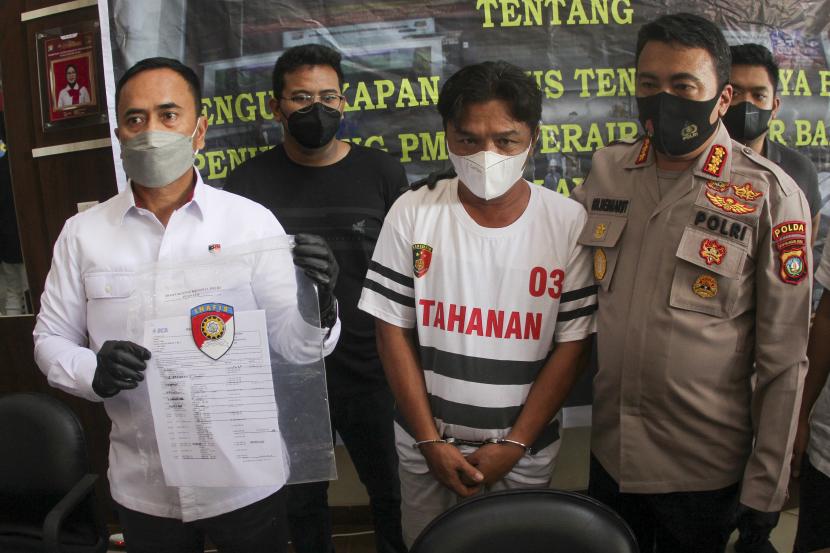 Kabid Humas Polda Kepri Kombes Pol Harry Goldenhardt (kanan) didampingi Dirreskrimum Polda Kepri Kombes Pol Jefri Ronald Parulian Siagian (kiri) menghadirkan otak pelaku penyeludup Tenaga Kerja Indonesia (TKI) ilegal Susanto alias Acing saat rilis kasus di Polda Kepri, Batam, Kepulauan Riau, Senin (3/01/2022). Sub Satgas Penegakan Hukum Operasi Misi Kemanusiaan menangkap otak pelaku penyeludup TKI ilegal yang menjadi korban kapal karam di Perairan Johor Bahru, Malaysia pada Rabu (15/12/2021) lalu. 