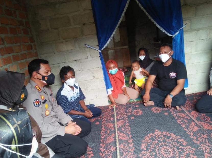 Polda Lampung Dampingi Psikologi Keluarga Korban SJ 182. Foto: Kabid Humas Polda Lampung Kombes Pol Zahwani Pandra Arsyad bersama tim mengunjungi rumah keluarga korban penumpang pesawat Sriwijaya Air di Kabupaten Tulangbawang Barat, Lampung, Senin (11/1).