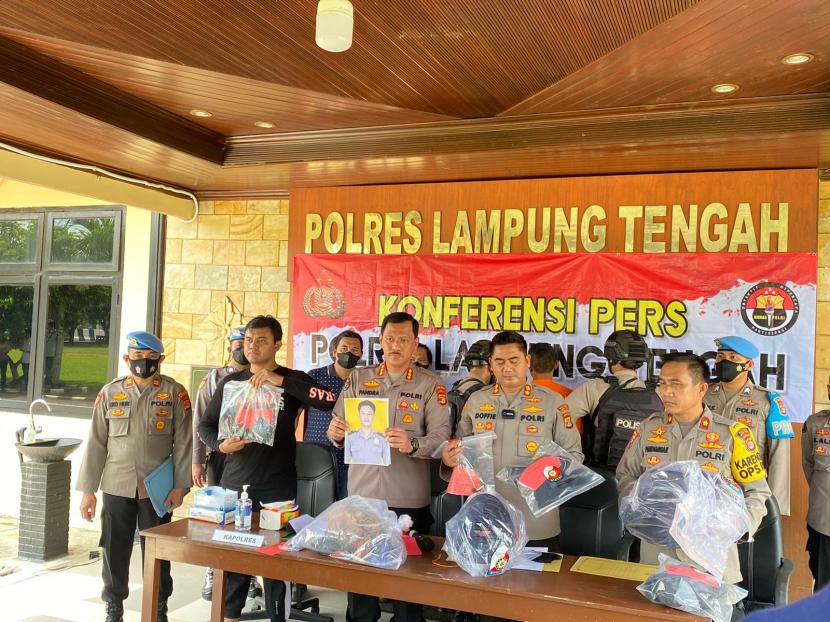Kabid Humas Polda Lampung Kombes Pol Zahwani Pandra Arsyad memberikan keterangan pers terkait kasus polisi tembak polisi di Lampung Tengah, Lampung, Senin (5/9/2022). 