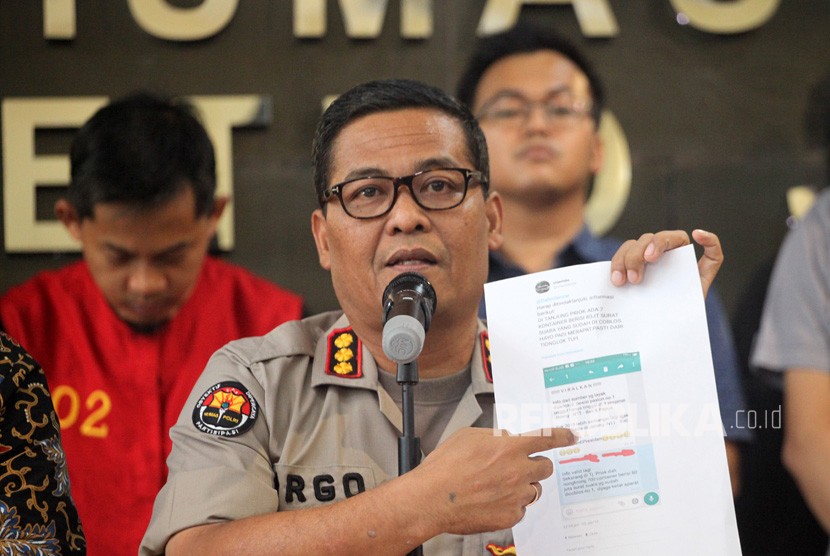 Spokesperson of Jakarta Metro Police Argo Yuwono (center) shows evidence and suspect of buzzer with initials MIK (left) at a press conference on on marked ballots case at Jakarta Metro Police headquarters, Friday (Jan 11). 