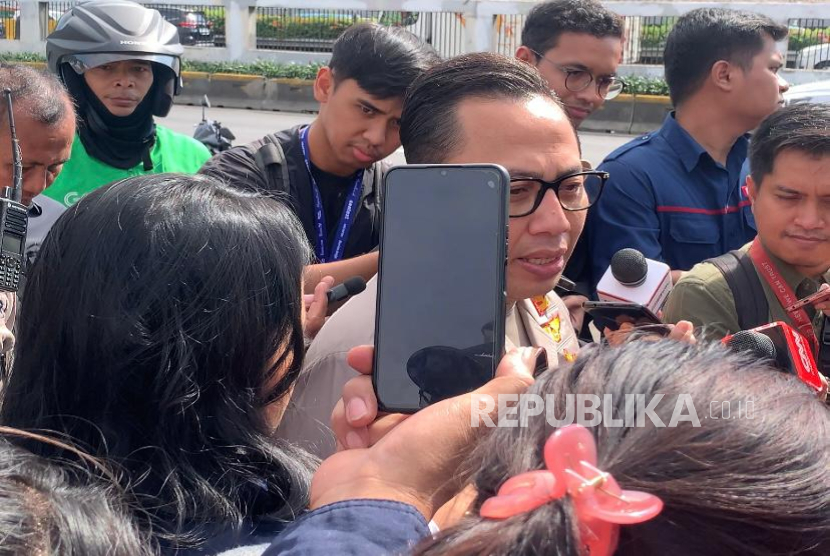 Kabid Humas Polda Metro Jaya Kombes Ade Ary di depan Gedung DPR RI, Kamis (28/8/2025). 