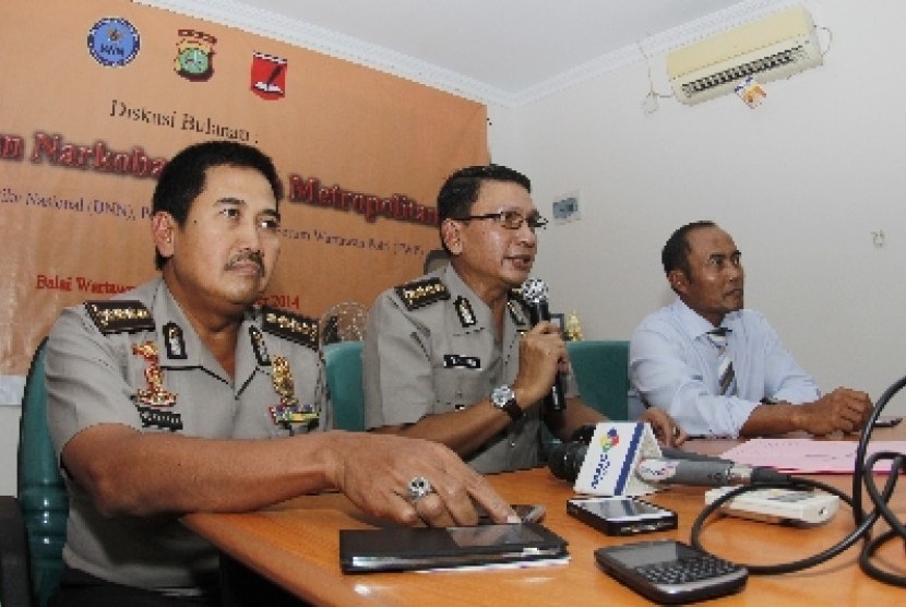   Kabid Humas Polda Metro Jaya Kombes Martinus Sitompul (tengah).