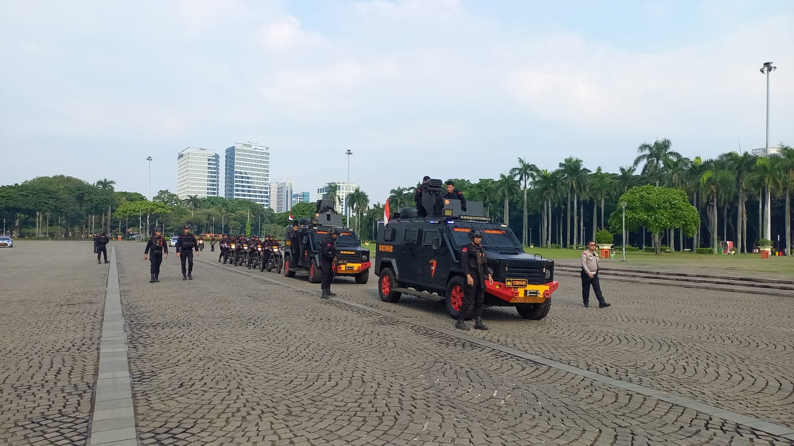 Kabid Humas Polda Metro Jaya Kombes Pol Ade Ary Syam Indradi memberikan keterangan terkait patroli skala besar yang dilakukan aparat kepolisian di kawasan Monas, Ahad (31/8/2025).