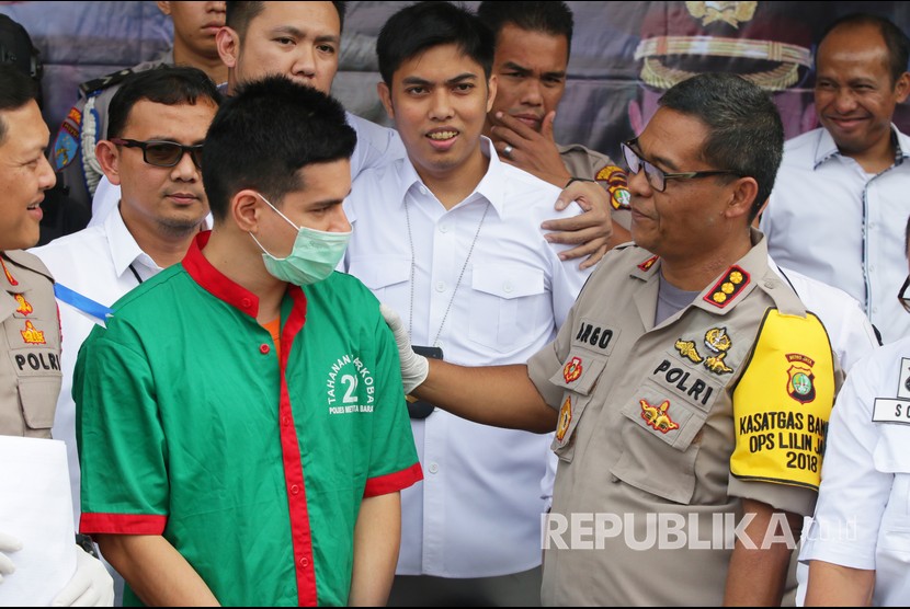 Kabid Humas Polda Metro Jaya Kombes Pol Argo Yuwono (kanan) berbincang dengan tersangka kasus narkoba Steve Emmanuel (kiri) saat rilis di Polres Metro Jakarta Barat, Kamis (27/12/2018). 