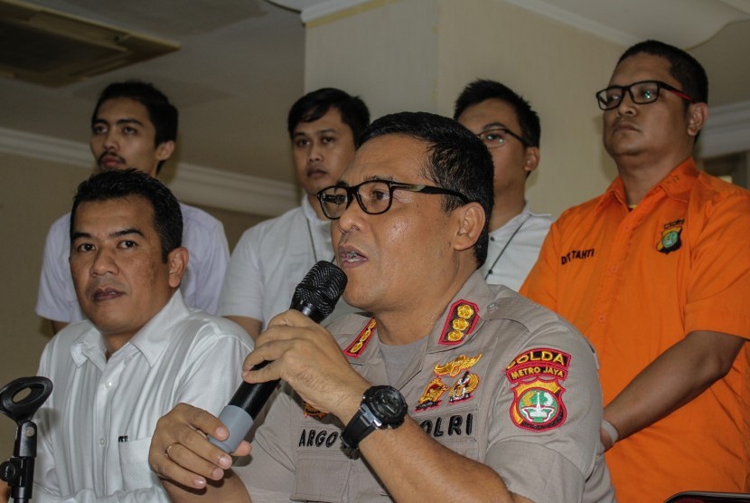 Kabid Humas Polda Metro Jaya Kombes Pol Argo Yuwono (ketiga kanan) memberikan keterangan kepada media saat rilis kasus tindak pidana penipuan dengan mengatasnamakan tokoh publik dan Presiden Jokowi di Polda Metro Jaya, Jakarta, Senin (28/1/2019).