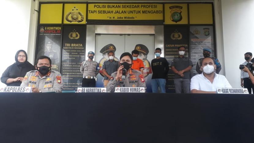 Kabid Humas Polda Metro Jaya Kombes Pol Endra Zulpan (tengah) menjelaskan kasus narkoba yang menjerat artis Bobby Joseph saat konferensi pers di Mapolres Tangerang Selatan (Tangsel), Senin (13/12/2021).