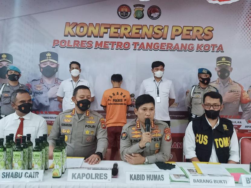 Kabid Humas Polda Metro Jaya Kombes Pol Endra Zulpan (tengah) dalam konferensi pers kasus peredaran narkotika jenis sabu cair di Mapolres Metro Tangerang Kota, Selasa (25/1). 