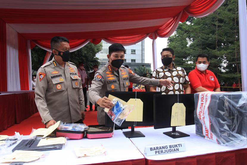 Kabid Humas Polda Metro Jaya Kombes Pol Endra Zulpan (kedua kiri), Kepala Biro Operasional Polda Metro Jaya, Kombes Pol Marsudianto (kiri), Wakil Direktur Reserse Narkoba Polda Metro Jaya AKBP Donny Alexander (kanan) menunjukkan barang bukti ketika rilis hasil Operasi Kamtibmas di Polda Metro Jaya, Jakarta, Jumat (26/8/2022). Operasi Kamtibmas yang dilakukan oleh seluruh jajaran wilayah hukum Polda Metro Jaya ini dilakukan dalam waktu tanggal 21 Agustus sampai 25 Agustus 2022 dan berhasil mengamankan barang bukti hasil tangkapan diantaranya narkoba, miras serta kejahatan judi online maupun konvensional. 