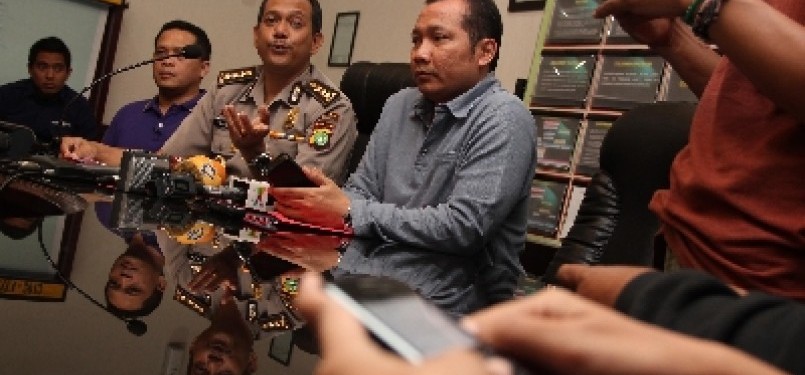  Kabid Humas Polda Metro Jaya, Kombes Pol. Rikwanto (tengah), saat memberikan keterangan kepada wartawan mengenai penangkapan John Kei di Polda Metro Jaya, Jakarta, Sabtu (18/2). 