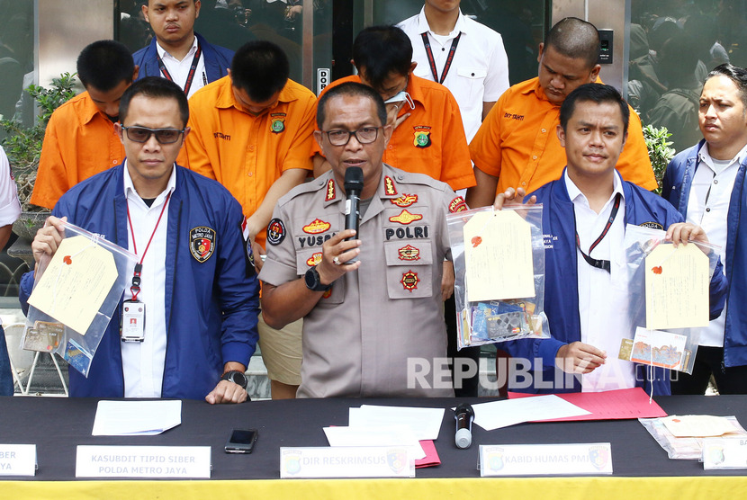 Kabid Humas Polda Metro Jaya Kombes Pol Yusri Yunus (tengah) menunjukkan barang bukti dan tersangka kasus kejahatan. 