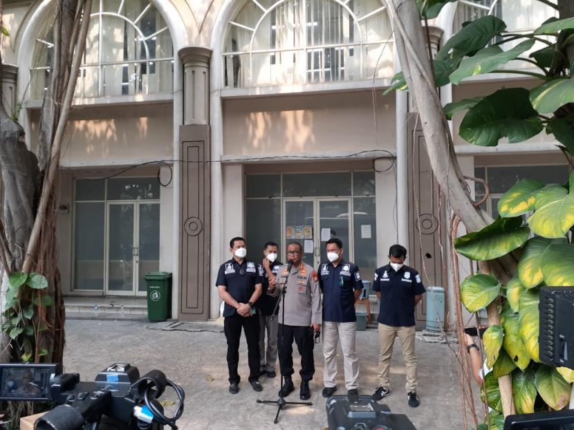 Kabid Humas Polda Metro Jaya Kombes Yusri Yunus (tengah) dalam konferensi pers terkait kasus penggerebekan kantor pinjaman online (pinjol) di Green Lake, Cipondoh, Kota Tangerang, Kamis (14/10). 